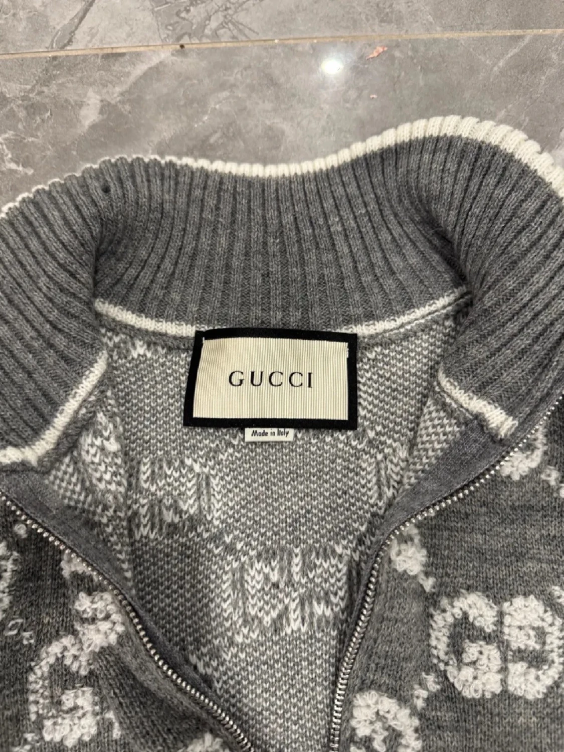 Grå ziptröja med GG-mönster från Gucci - 2