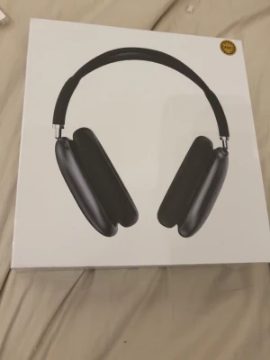 Apple AirPods Max Svart Over-Ear - perfekt för att larpmaxxa. ljudet är väldigt bra men brus reduceringen är inte lika bra. perfekt till er larpers