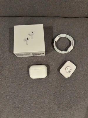 AirPods Pro 2 - Säljer dessa i mycket bra skick. Jag säljer dom eftersom jag redan har ett par jag använder och dessa inte kommer till använding🤗. Inga tecken på använding, endast testade. Skriv vid frågor🙌