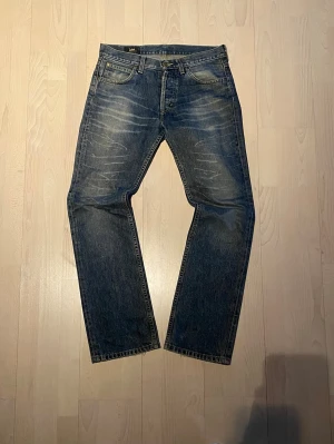 Bootcut Lee - Tjena! Säljer nu dessa sjukt snygga bootcut jeans från Lee. Storlek 31 och i väldigt bra skick. Priset är ej hugget i sten så hör av dig vid minsta fundering:)