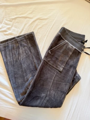 Mörkgrå juicy couture - Säljer ett par mörkgrå mjukisbyxor då de är för små. Super fina och sköna! 