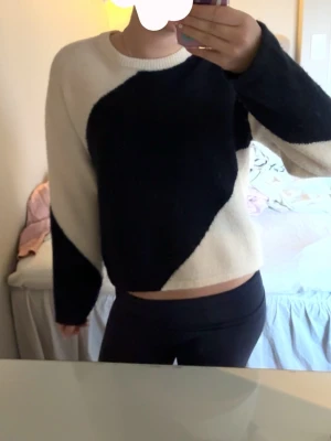 Svartvit stickad tröja med kontrastmönster - Säljer en snygg stickad tröja i svart och vitt med coolt kontrastmönster.💕 tröjan är ifrån Gina tricot! Den har en ullblandning💕