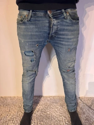 Jack & Jones Jeans (Gammla Modellen) - | Skick: 8/10 | Färg: Blå | Modell: 172cm 64kg | Vad inkluderas: Enbart jeansen | Nypris: 1 100kr |
