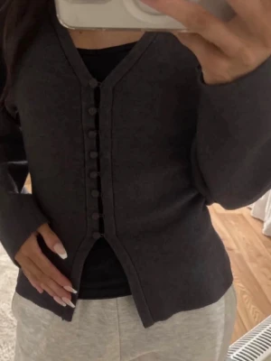 Kofta från ginatricot  - Jättesnygg figursydd ”kofta” från Gina tricot i mycket bra skick, använd fåtal gånger. Säljer då den ej kommer till användning 