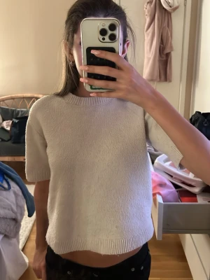 Beige tröja  - Beige stickad tröja från Kappahl med rak passform, rund hals och ribbade muddar vid ärmslut och nederkant. Är lite nopprig