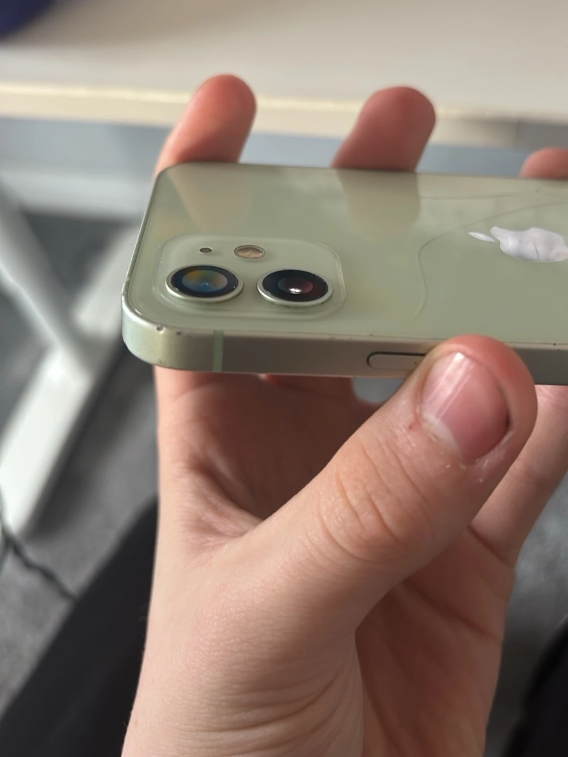 Grön iPhone 12 med dubbla kameror - 3