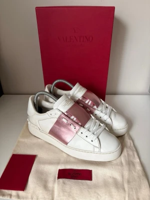 Valentino open sneakers - Valentino open tjejskor i väldigt fin kvalité, bra sula och inga skador förutom någon enstaka repa, storlek 37 och färgen är metallic rosa, helt nya snören, Äkta och box medföljer  Skriv om du har några fler frågor mvh DS
