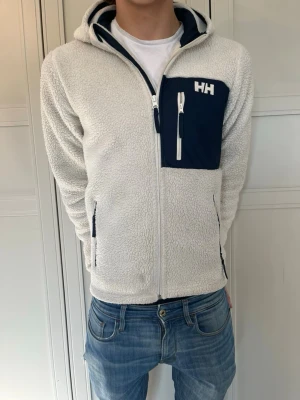 Helly Hansen jacka - Riktigt snygg och skön Helly Hansen jacka med ett mjukt material. Storlek 164/14 år bara att skriva vid frågor eller funderingar.