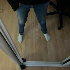 Replay jeans  - Snygga Repaly jeans i blå tvätt med en skinny passform. Midja 35cm, längd 104cm. Obs en gul liten fläck bak på ena byxbenet. JAG SKICKAR EJ FLER BILDER NÄR JAG BÄR JEANSEN! för bättre inblick i passformen rekommenderar jag att googla på modellnamnet. För storleksguide kolla måtten noggrant då jeansen alltid kan vara uppsydda heller krympta och jag ej tar emot returer :) s6,3