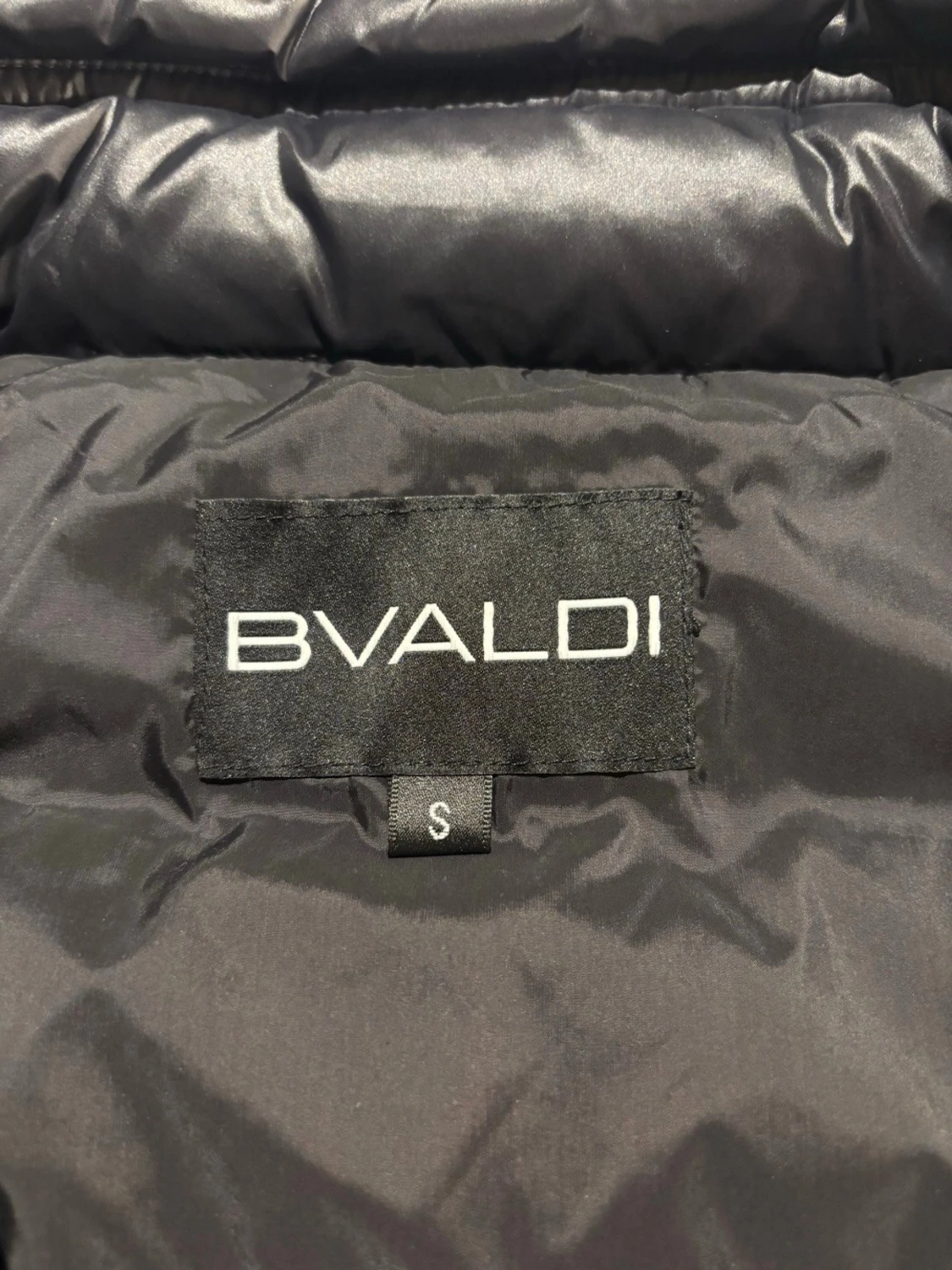 Svart dunväst med avtagbar huva - 4