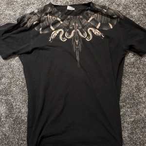 Marcelo Burlon t shirt - Hej! Säljer nu min fina Marcelo Burlon Tisha i storlek XS men passar S och ej xs. Bra skick, hör av er vid frågor.
