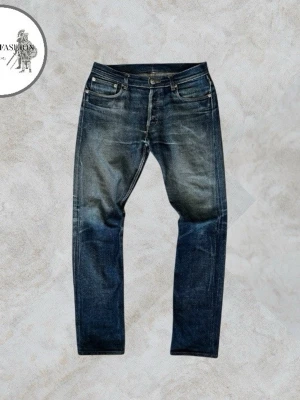 A.P.C. selvedge jeans - A.P.C. selvedge jeans med riktigt snygg karaktär och naturlig patina som ger ett inarbetat uttryck. Storlek och modellappen är borta, men uppskattas vara W28 och gissar modell Petit New Standard.  Skicket är mycket bra lätt påbörjat slitage som bara höjer känslan, inga hål eller fläckar. En bälteshälla som är borta (se bild 5). Väl omhändertagna och redo för många fler år.