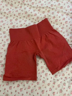 Träningsshorts  - Super snygga Träningsshorts ifrån nvgtn i storlek S. Bra skick, bara en söm som gått upp lite men det syns inte utan är på insidan🩷