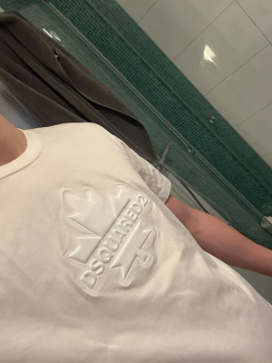 Dsquared2 - Dsquared2 t shirt köpt på Nk i Göteborg. Använd två gånger. Kvitto finne