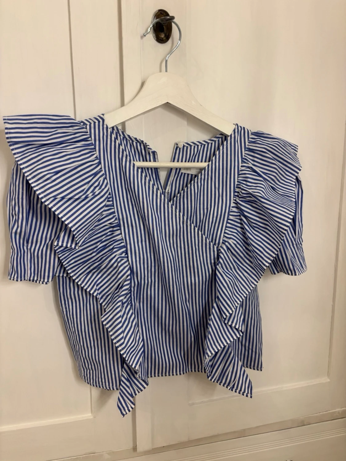 Blåvit randig blus med volanger - 1