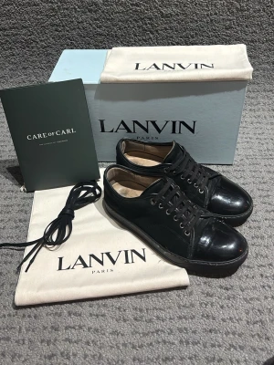 Lanivns skor  - Nu säljer jag mina lanivins skor i storlek 40 men dom passar 42 då jag inte använder dom längre och funderar på att skaffa ett par nya skor dom är i bra skick. Det finns även köpe bevis 