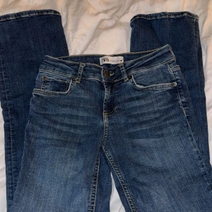 Blå bootcut jeans från Vero Moda - Från Zara, använd 1-2 gånger💓 perfekt k längd för mig som är 165cm❤️bootcut low waist 