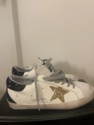 Golden Goose vita sneakers med glitter - Säljer ett par vita Golden Goose sneakers aldrig använda💞