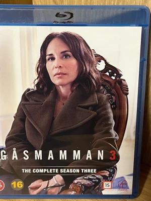 Gåsmamman Säsong 3 Blu-ray - Gåsmamman Säsong 3 på Blu-ray, komplett box med hela tredje säsongen av den populära svenska dramaserien. Omslaget är blått och fodralet har tryck i färg med bilder på huvudkaraktärerna. Text på svenska, danska, norska och finska.