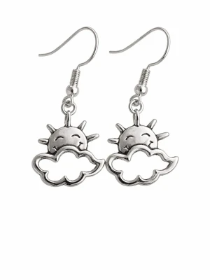 Sol och moln örhängen i stål - Snygga örhängen i rostfritt stål med motiv av en glad sol bakom ett moln. De är silverfärgade och har krokar för enkel användning. Perfekta för dig som gillar unika och lekfulla accessoarer med en touch av humor.