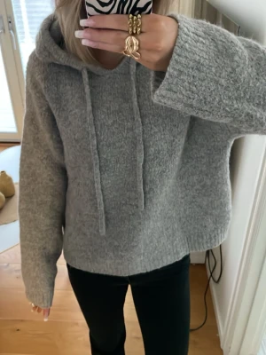 Ljusgrå stickad hoodie  - Mysig ljusgrå stickad hoodie med huva och snörning framtill💖💖