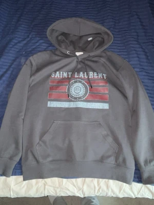 Saint Laurent hoodie - Säljer denna saint laurent hoodie. De står storlek M men sitter definitivt som en S. Helt ny, billig för en anledning 😉