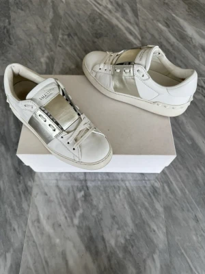 Valentino Open skor  - Valentino skor - Jättefint skick - Tillbehör: Valentino kort - Nypris: 6000kr - TrendWardrobe