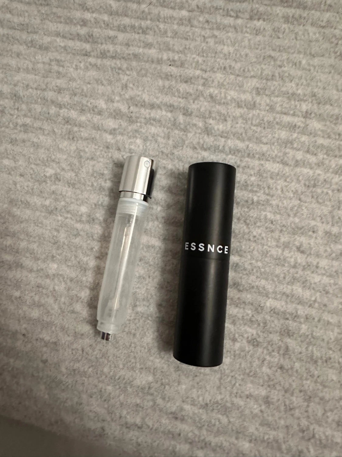 Svart parfymflaska från ESSENCE