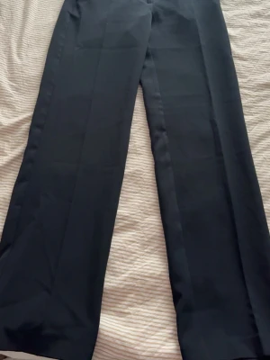 Svarta vida kostymbyxor - Snygga svarta kostymbyxor från bikbok storlek 34. Använd någon gång bara.