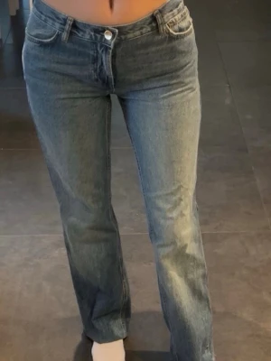 Jeans Zara - Zara jeans som använts en gång bara. Sytt up bena och kortare midja.