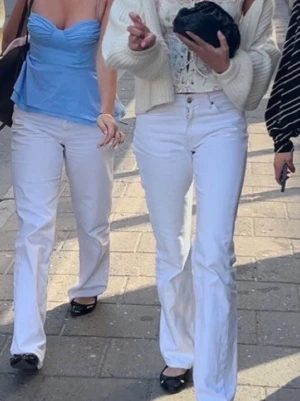 Vita raka jeans - Perfekta jeansen, från bikbok helt slutsålda 🤍Midwaist och raka, äääälskar!! Storlek 25/32