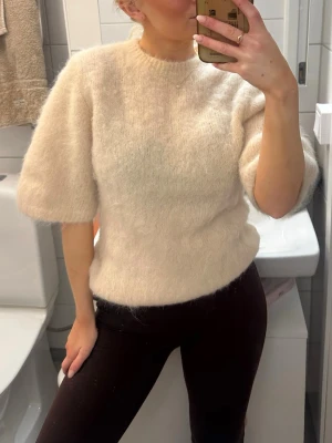 Beige fluffig stickad tröja - Så fin stickad kortärmad från NAKD, använd en gång och köpt för 699🥰den är lite åt det ljusrosa/beiga hållet💗
