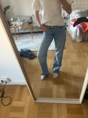 Jeans - Ljusblåa jeans, vida/raka så nice passform