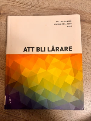 Att bli lärare, Liber 2018 - Kursbok 'Att bli lärare' av Eva Insulander och Staffan Selander, första upplagan från 2018. Perfekt för dig som pluggar till lärare. Språk: svenska. ISBN: 9789147122851.