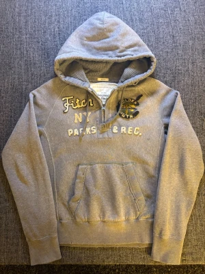 Abercrombie & Fitch hoodie ~ 2000’s modell - Säljer nu denna sällsynta Abercrombie & fitch  hoodien. Storlek M Skick 9/10 små deffekter som visas | passar perfekt nu till våren. Obs kan gå ner i pris vid snabb och smiddig affär🙌😊