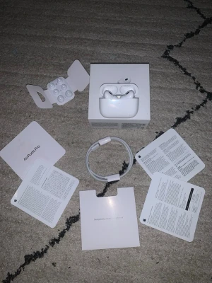 AirPods Pro 2 - Säljer ett par AirPods Pro 2. Hely nya. Allt fungerar som det ska.  🔊 Aktiv brusreducering (ANC) fungerar perfekt 🎧 Transparent läge fungerar också utan problem 🔋 Bra batteritid  Ingår: • AirPods Pro (2nd gen) • MagSafe laddningsetui (USB-C) • Extra silikonproppar i olika storlekar •USB C laddsladd   AirPodsen är återställda och redo att kopplas till en ny användare