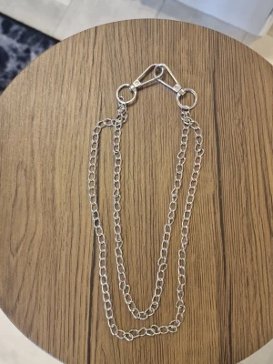 Byxkedja länkar silverfärg - Byxkedja länkar silverfärg. Längd 41 cm. Vikt 33 g.