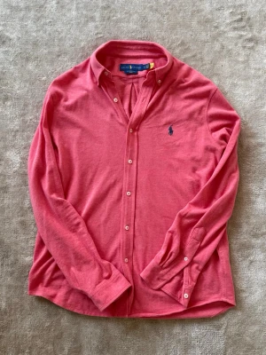 Polo Ralph Lauren skjorta - Riktigt fet skjorta från Ralph Lauren i modellen Featherweight Mesh. Den är i mycket bra skick och storlek M. Nypris runt 2000. Skriv vid frågor och funderingar!