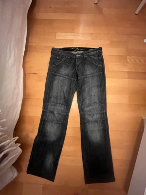 Mörkblå jeans - Säljer dessa super coola mörkblå jeans! Endast använt ett fåtal gånger 💖