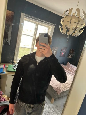 Quarterzip från Valient - Svart quarterzip av bomull från valient. Jag är 180cm ca 80kg och den passar på mig men är en gnutta liten. Den är varm då den är gjord av bomull. OBS måste handtvättas eller tvättas i maskin på låg värme, följs inte detta kan den krympa. 