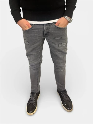 Gråa dondup George  - Tja! Säljer nu dessa sjukt eftertraktade grå Dondups George med original slitningar från frabrik. Se storlek nedan.                               Jeansen är i mycket bra skick.                                                                   Nypris: 3500kr                                                                 Säljs för: 549kr                                                                 Tveka inte på att höra av er vid intresse eller frågor!