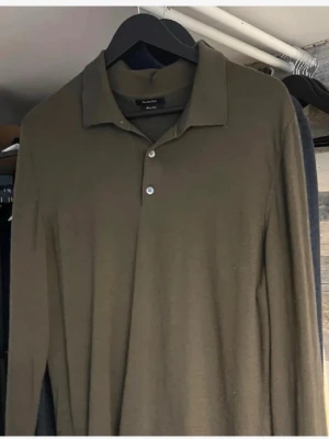 Långärmad pike massimo dutti  - Grön långärmad pike från massimo dutti. Perfekt skick. Storlek L