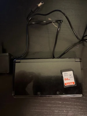 Nintendo 3DS (inkl. Laddare, penna och 64GB SD) - Perfekt skick utan skador och problem. SD följer med och laddare