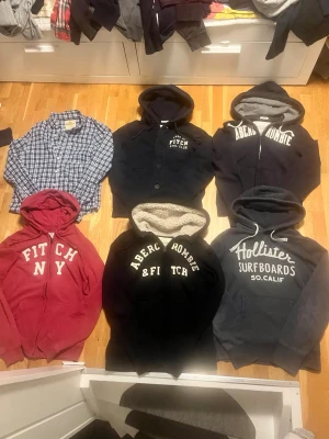 Abercrombie hollister hoodies drop ✌️ - Olika hoodies från Abercrombie Hollister, går att köpa en men rabatt vid flera skriv vid köp och frågor. Olika storlekar S,M,L fint skick på alla. Priser från 325 kr och upp 😁✌️