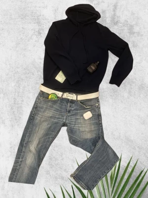 Mörkblå kashmir hoodie - Säljer en riktigt fet och stilren mörkblå kashmir hoodie, den ger lyxig känsla och riktigt bra stil🤝 