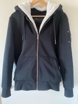 Moose Knuckles Classic Bunny - Moose Knuckles, svart och vit jacka/kofta. Riktigt bra skick. Skriv för mer info