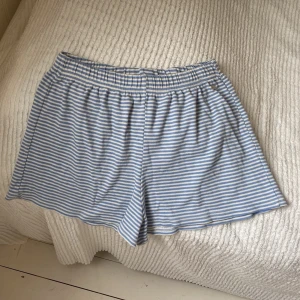 Randiga pyjamasshorts i blått och vitt - Supersöta pyjamasshorts från pacific republic! Storlek S 