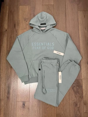FOG Essentials Tracksuit SS22 ”Sycamoure” - Skön kvalité Fear Of God Tracksuit med alla tags och finns tillgänglig i flera sizes. Hel set kan gå för 3000kr+‼️🤷🏻‍♂️