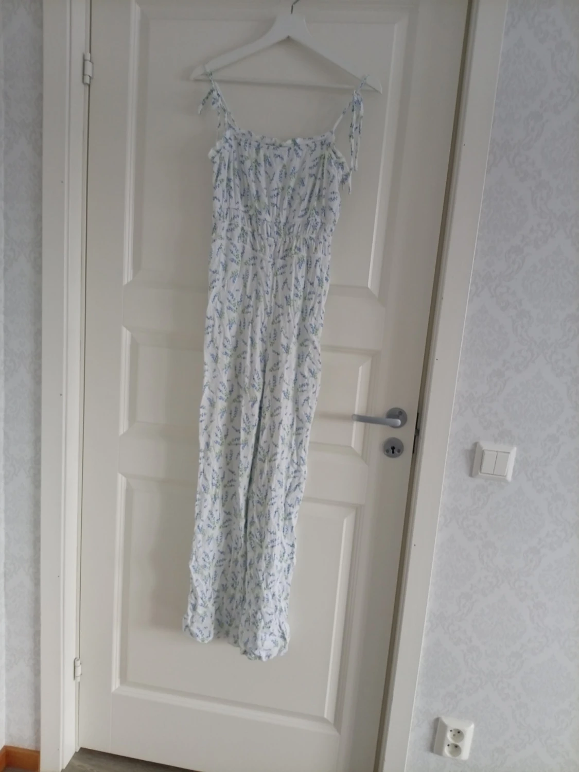 Vit blommig jumpsuit med knytband - 2