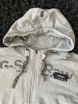 G-Star hoodie - •G-Star Raw •vidtage zip hoodie •strl L •skick 7/10. Skicket på denna tröja dras ner pga åldern på tröjan, den är från tidigt 2000 tal men annars inga defekter. Hör av dig vid minsta lilla fråga🤝